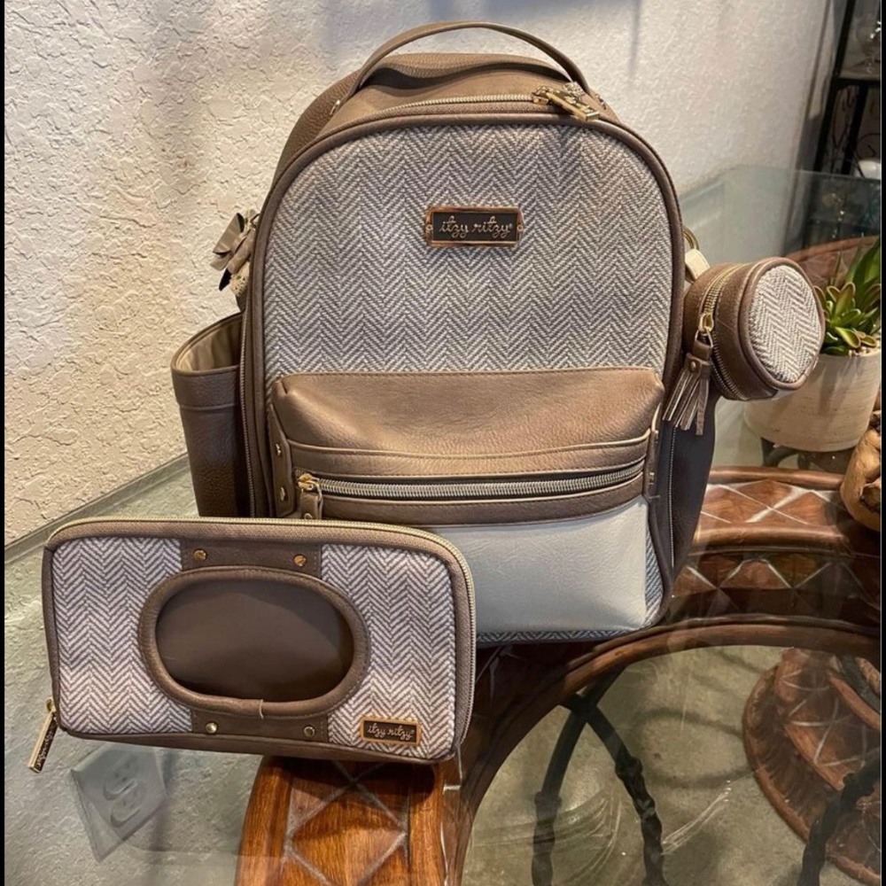 Itzy Ritzy Vanilla Latte Diaper bag with Accessories